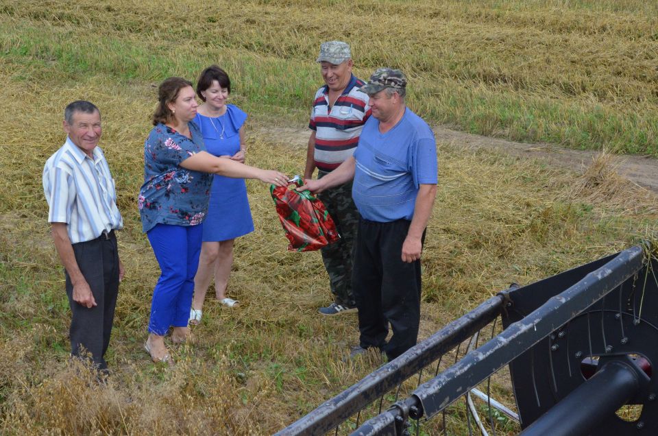 Зерноуборочный экипаж ОАО “Липовка” поздравили с победой профсоюзные лидеры