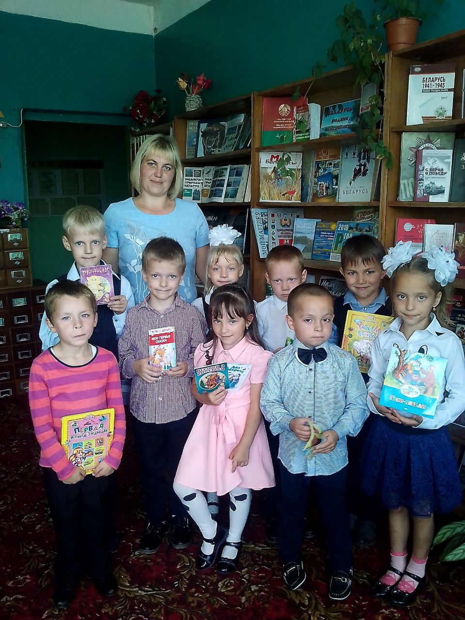 В Великолиповской библиотеки ко дню Белоруской письменности провели экскурсию для первоклассников