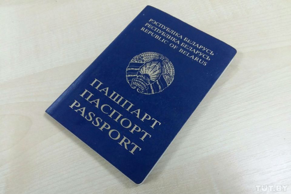 Все тонкости замены паспорта разъяснил старший инспектор группы по гражданству и миграции Хотимского РОВД Алексей Хроменков