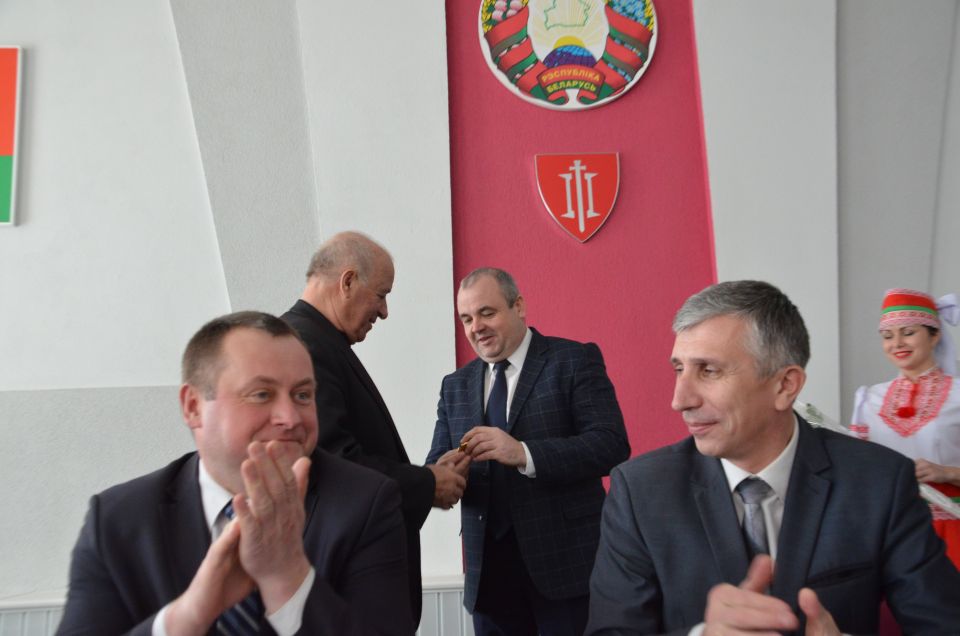 Председатель райисполкома вручил Юбилейные медали Николаю Курзенкову и Виктору Дуняшенко