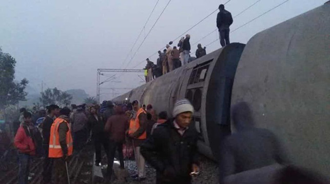 В Индии на скорости перевернулся пассажирский поезд