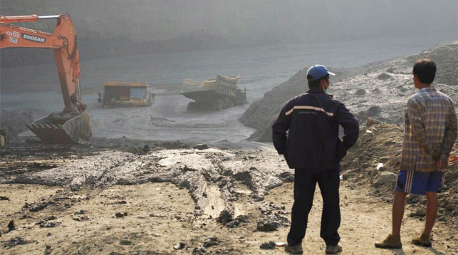 Нефритовая шахта обрушилась в Мьянме, полсотни людей под завалами