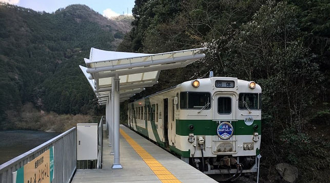 Железнодорожную станцию без входа и выхода открыли в Японии