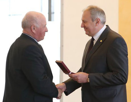 Директор Хотимского льнозавода Николай Курзенков  награжден медалью “За трудовые заслуги”