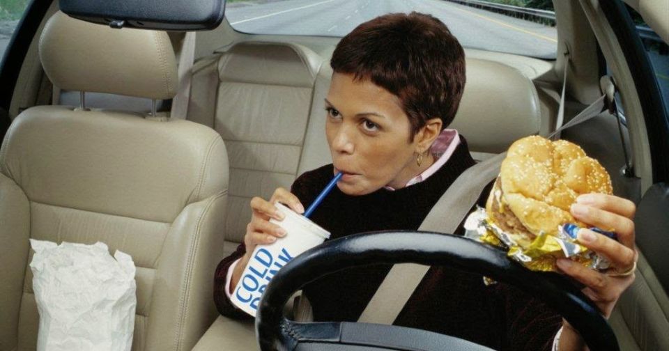 8 вкусных штук, которые опасно есть (и пить) за рулем