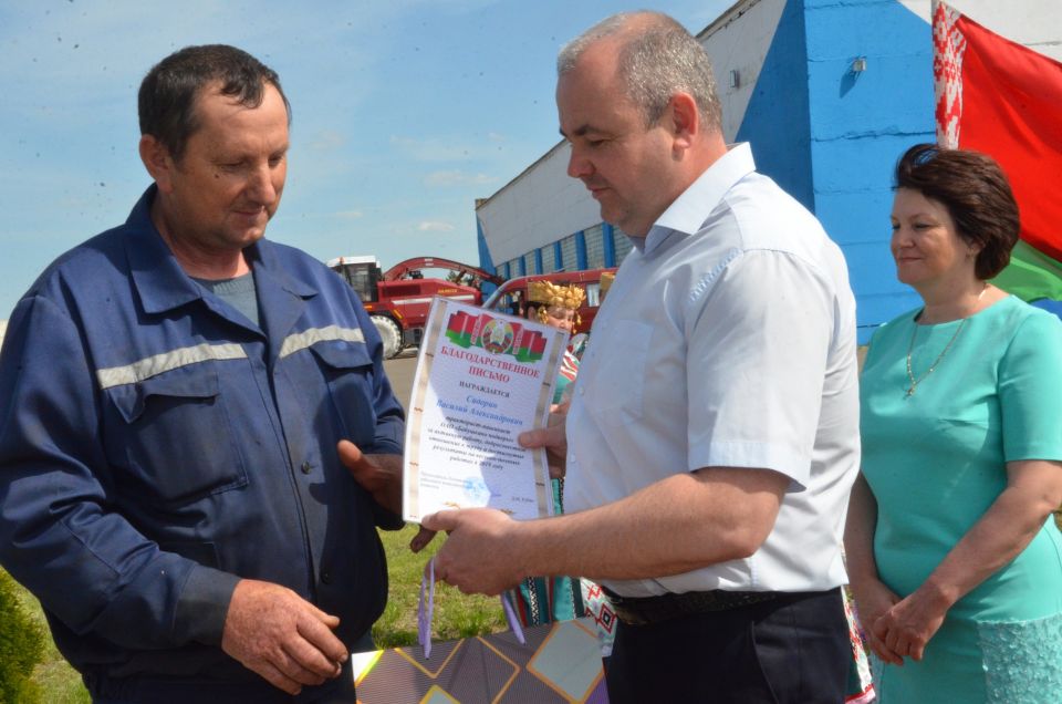 Председатель Хотимского райисполкома Дмитрий Рубан вручил Благодарственные письма механизаторам ОАО «Бабушкино подворье»