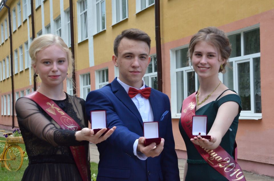Три выпускника СШ №2 награждены золотыми медалями