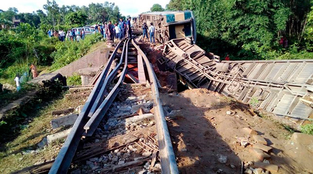 В Бангладеш поезд сошел с рельсов