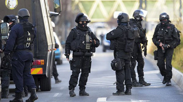 На полицию в Париже совершено нападение