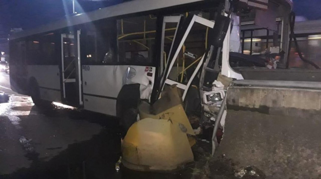 В Сочи автобус врезался в столб — есть пострадавшие