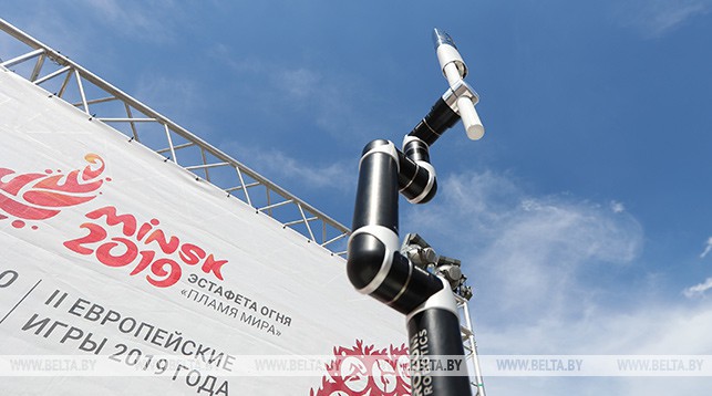 Робот-факелоносец принял в ПВТ эстафету “Пламя мира” II Европейских игр