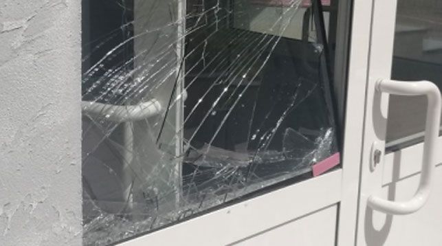 В Минске мужчина перелез через забор Центрального РУВД и разбил стекло в двери