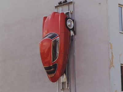 В Эстонии придумали электрокар, который можно припарковать на стене