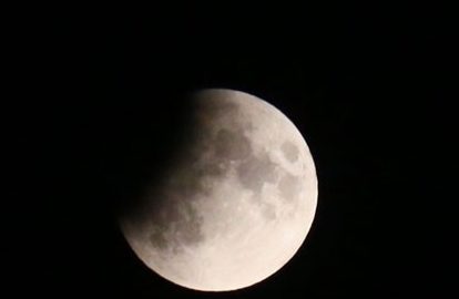ФОТОФАКТ: В Беларуси прошло частное лунное затмение