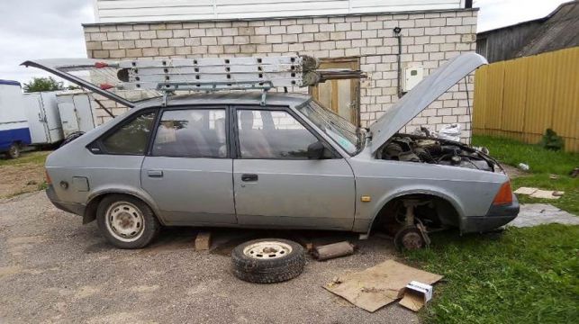 В Бешенковичах из-за сорвавшегося домкрата мужчину зажало под легковым автомобилем