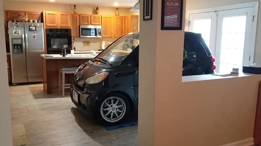 Американец спрятал автомобиль от урагана “Дориан” у себя на кухне