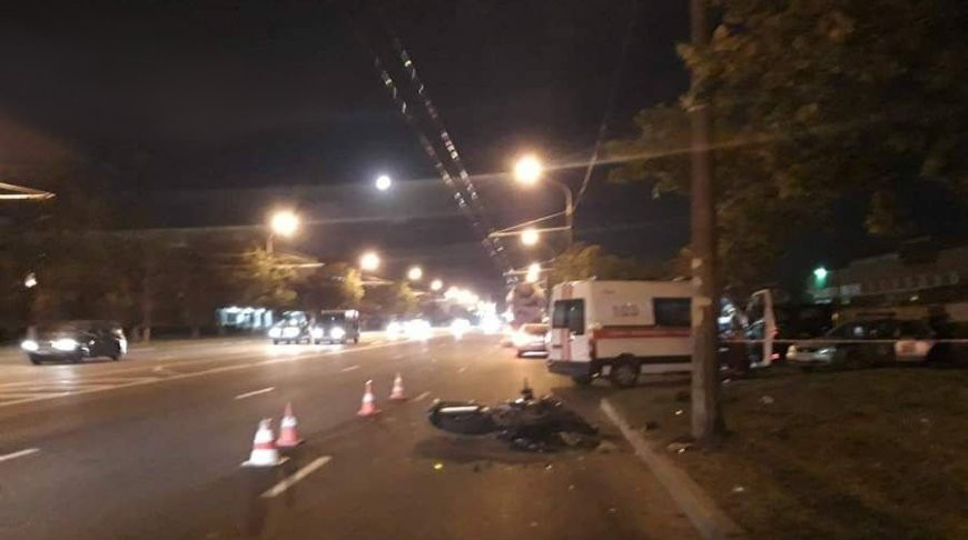 В Минске мотоциклист врезался в опору освещения и погиб