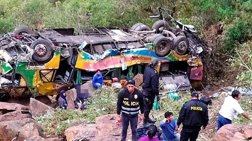Автобус рухнул в пропасть в Перу, погибли 23 человека