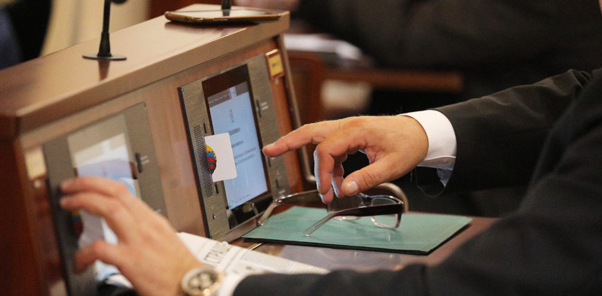 Депутаты приняли в первом чтении изменения в законы по вопросам оплаты труда бюджетников