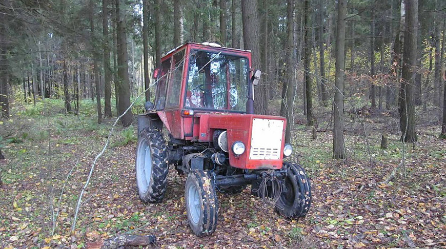 Житель Логойского района помог минчанину починить трактор и угнал его