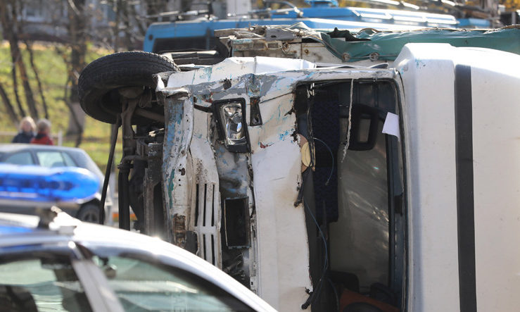 В центре Витебска перевернулся грузовик после столкновения с микроавтобусом