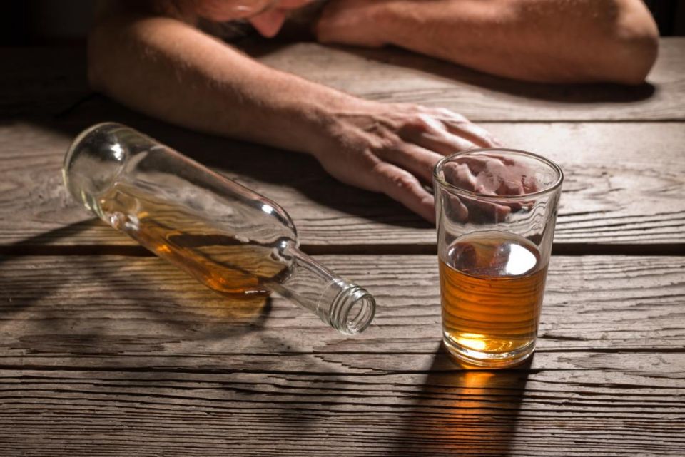 В Хотимском районе 2 человека отравились суррогатами алкоголя, один скончался