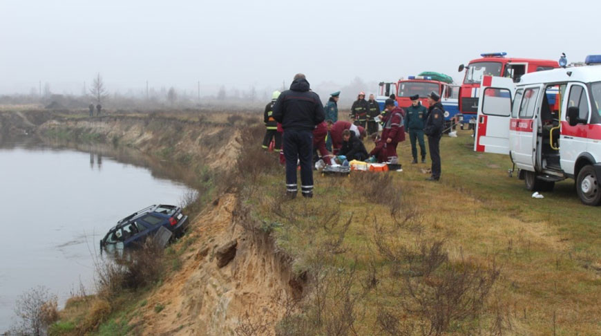 В Глуске двое человек погибли при падении авто в реку