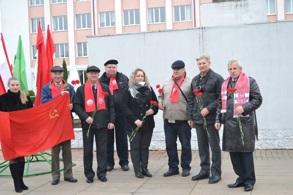 Коммунисты возложили цветы к памятнику В.И.Ленина
