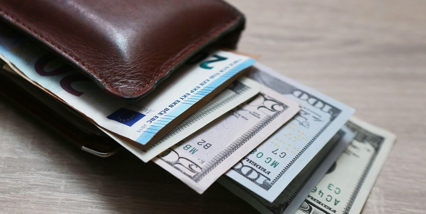 Белорусы в 2019 году продали валюты почти на $600 млн больше, чем купили