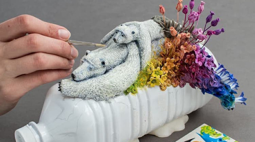 Победа жизни над мусором: художница создает “экосистемы” из пластиковых отходов