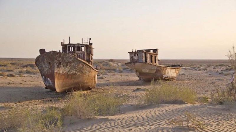 В Казахстане посреди пустыни нашли два корабля