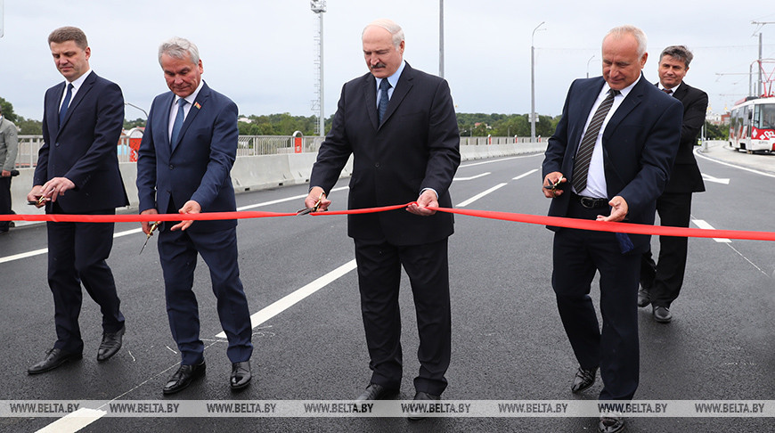“Это важнейшая дорога, и мы ее сделали” – Лукашенко открыл в Витебске реконструированный путепровод “Полоцкий”