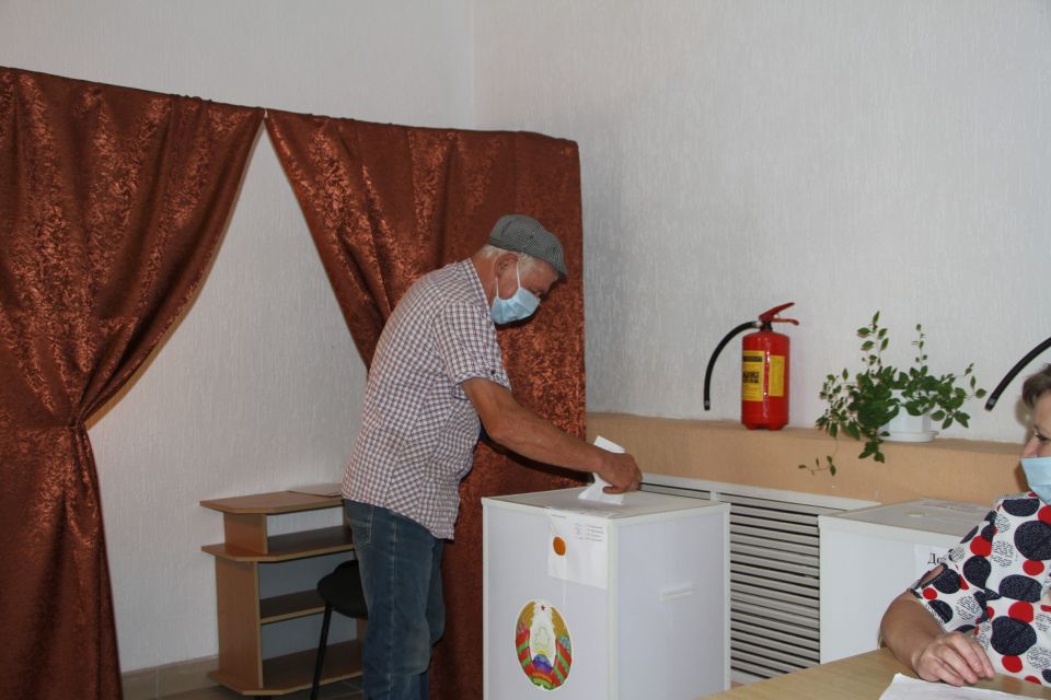 Все меры безопасности соблюдены на избирательном участке в агрогородке Ельня