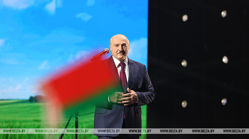 Лукашенко неожиданно приехал на женский форум “За Беларусь”