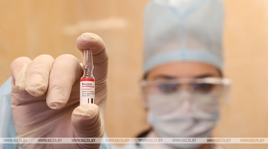 В Беларуси началось вакцинирование добровольцев российской вакциной от коронавируса “Спутник V”