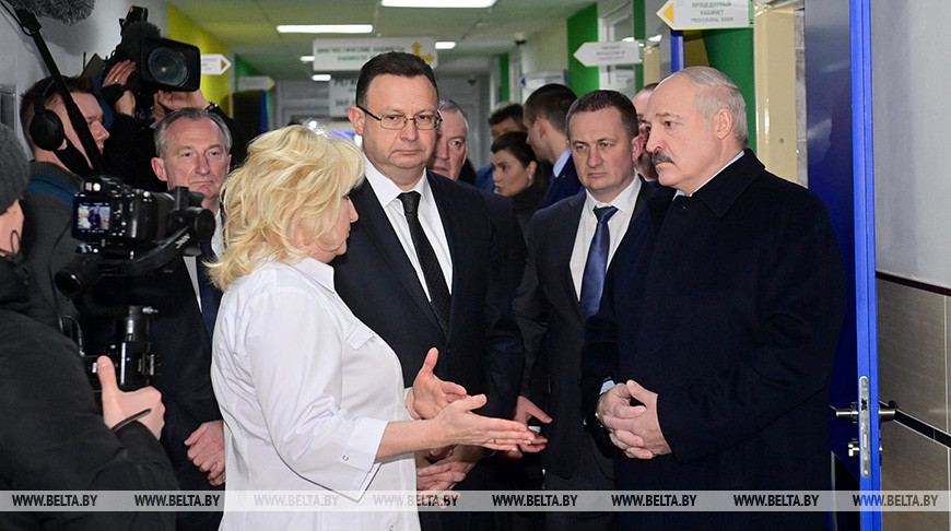 “Будем надеяться, что вышли на плато” – Лукашенко посещает районную больницу в Столбцах