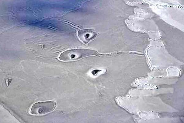 В Арктике обнаружены странные дыры во льду