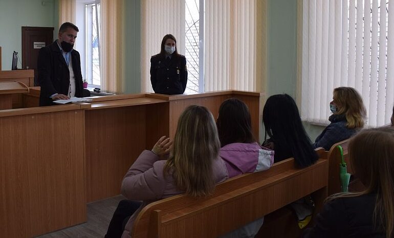 В суде Хотимского района прошло судебное заседание для учащихся 11 классов СШ№1 по уголовному делу о незаконном обороте наркотиков