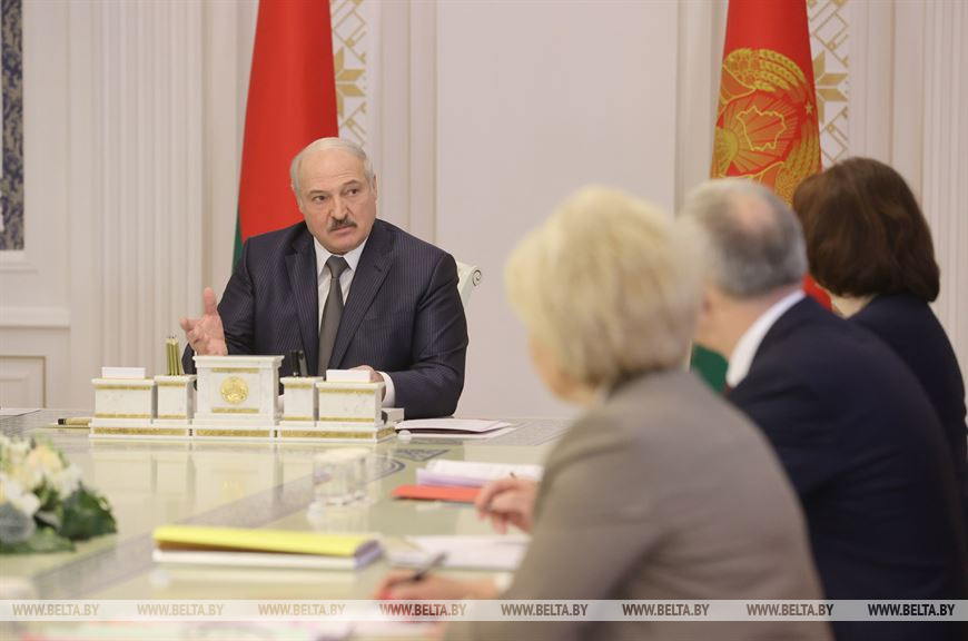 “Нам нужны действительно государственные люди” – у Лукашенко вновь обсуждают законодательство о госслужбе