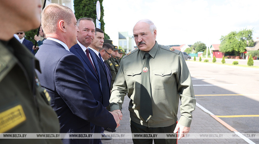 Лукашенко в Шклове провел встречу по территориальной обороне