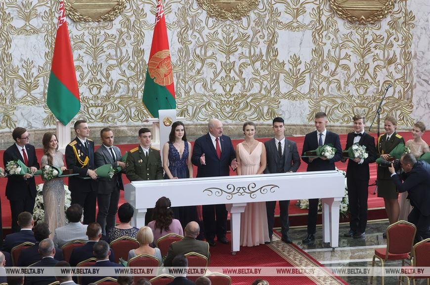 “У вас есть достойный и мощный бэкграунд” – Лукашенко открыл Республиканский бал выпускников