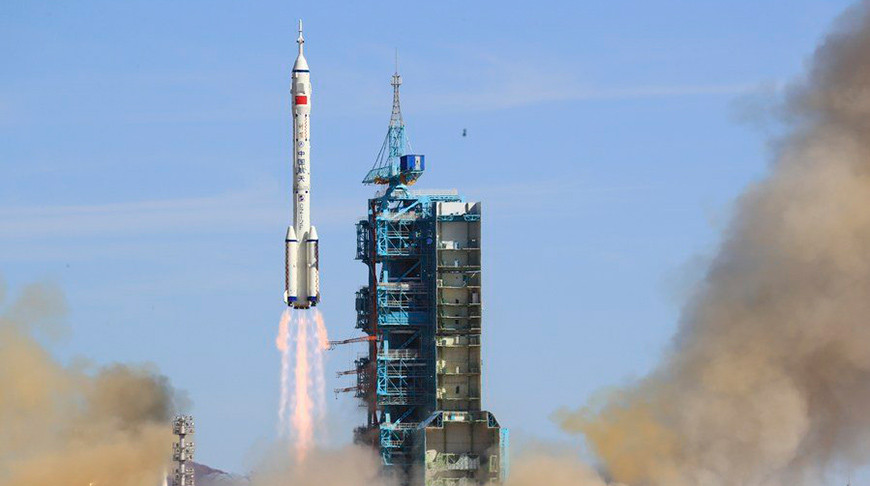 Китай запустил пилотируемый космический корабль “Шэньчжоу-12”