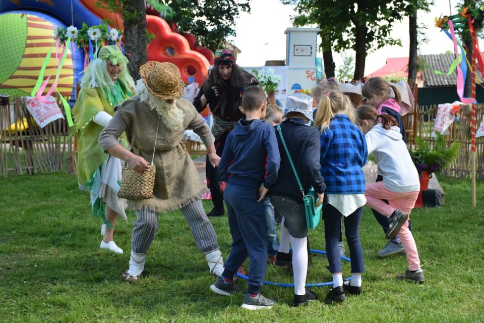 Яркий и красочный праздник, согретый детским смехом и радостными улыбками, прошёл 1 июня в Хотимске