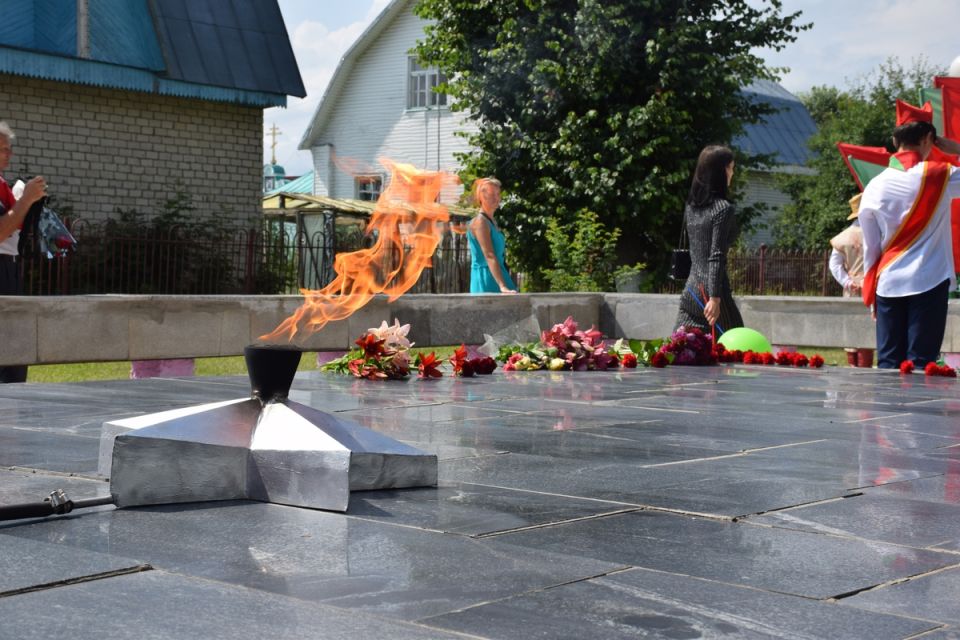 3 июля состоялось возложение цветов к Братской могиле в Хотимске (Фото)