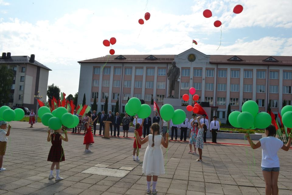 Митинг и праздничное шествие трудовых коллективов, посвященные Дню Независимости Республики Беларусь, прошли в Хотимске на площади Ленина (Фото)