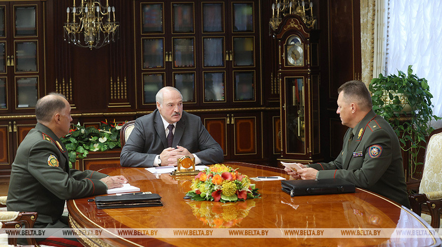 “Главная задача – сохранить людей” – Лукашенко принял с докладом главу МЧС