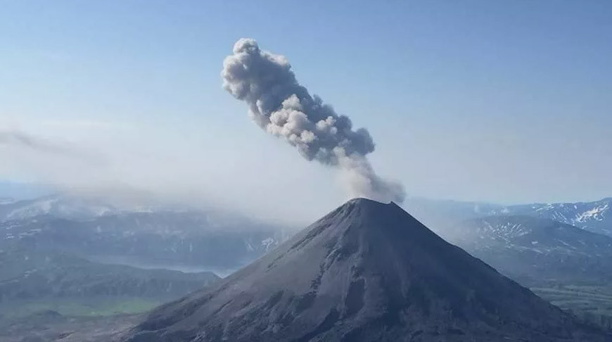 Вулкан Карымский на Камчатке выбросил пепел на высоту до 2 км