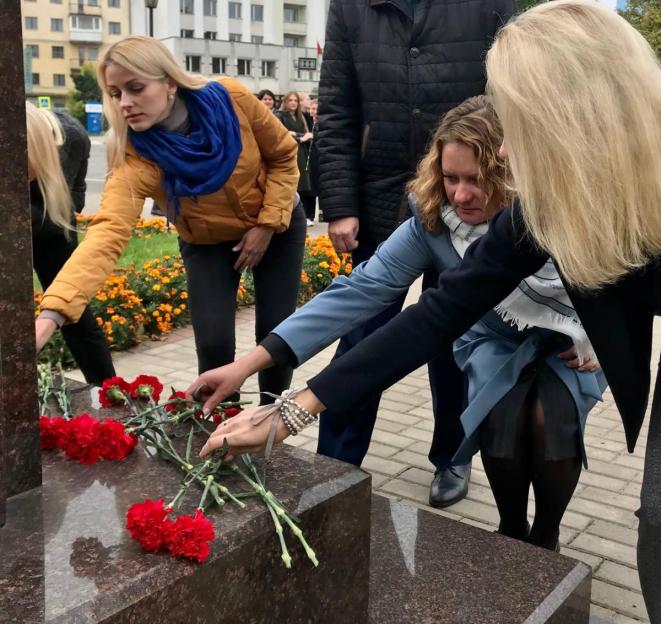 В Могилеве люди несут цветы к памятнику «Чекистам Могилевщины» в знак памяти и скорби по погибшему сотруднику КГБ