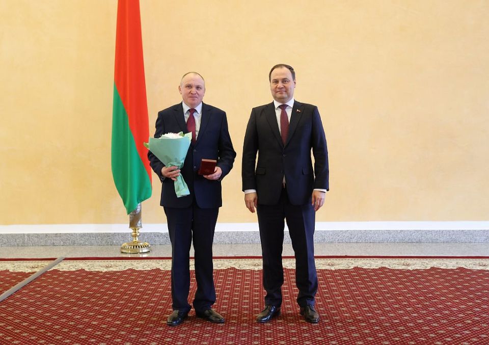 Он зажигает звезды