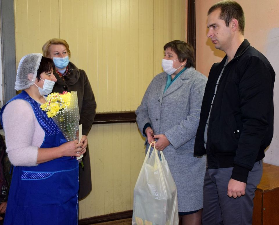 Многодетной матери Марии Чевокаловой из Хотимска вручили ценный подарок от Могилевского областного исполнительного комитета